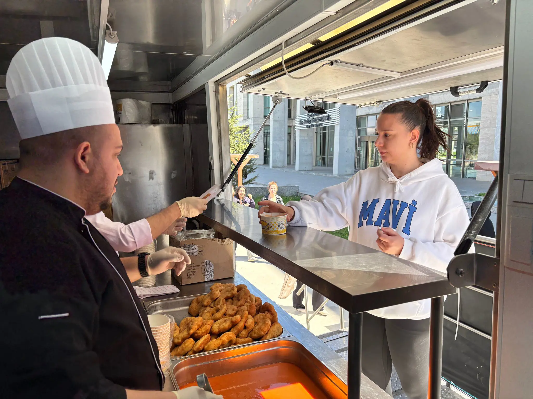 EDİRNE BELEDİYESİ’NDEN VİZE HAFTASINDA ÖĞRENCİLERE DESTEK: SICAK ÇORBA VE LOKMA İKRAMI DEVAM EDİYOR galeri görseli